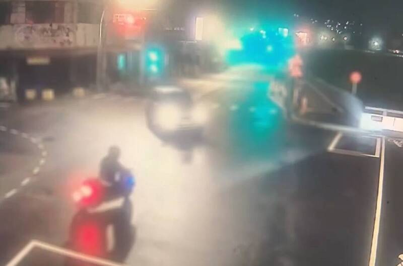 機車（左下）與轎車（圖中）進入路口時，交通號誌已經轉為紅燈（左上）。（記者張瑞楨翻攝）