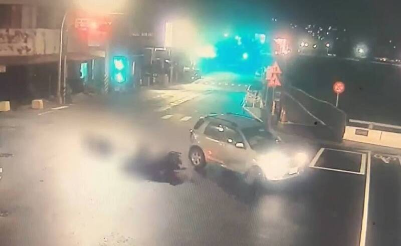 陳男與轎車相撞摔車後，往左方翻滾。（記者張瑞楨翻攝）