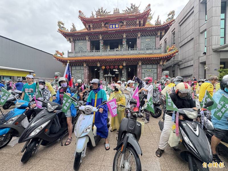 「同意罷免大車隊」在台中市北屯區水景福隆宮集結出發。（記者歐素美攝）