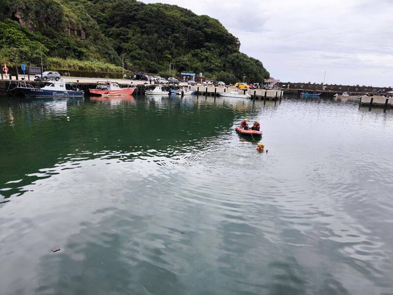 簡姓男子今天下午駕車駛入金山水尾漁港，打撈上岸已無生命跡象。（記者林嘉東翻攝）