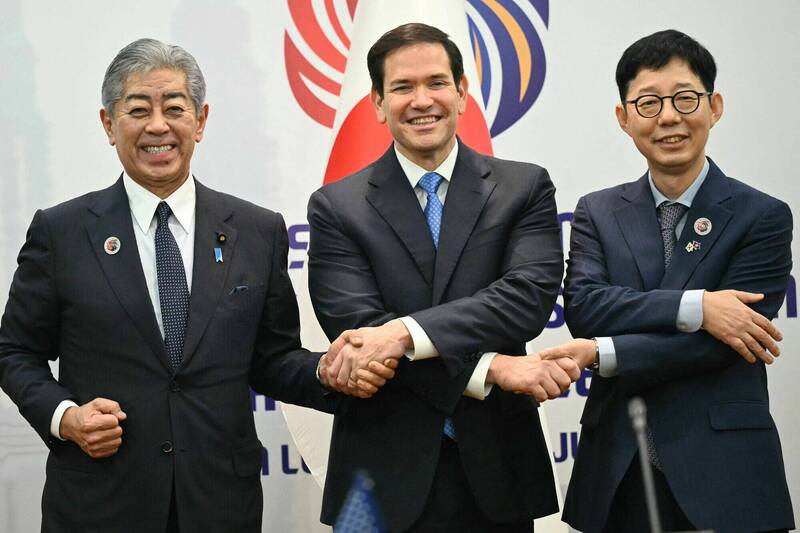 美國務卿魯比歐(中)、日本外務大臣岩屋毅(左)、南韓外交副部長樸潤柱(右)舉行三方會談。(路透) 美国务卿鲁比欧(中)、日本外务大臣岩屋毅(左)、韩国外交副部长朴润柱(右)举行三方会谈。 (路透)