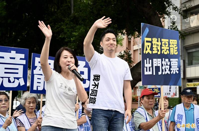蔣萬安(右)、王鴻薇(左)今一早站路口街講。(記者羅沛德攝) 蔣萬安(右)、王鴻薇(左)今一早站路口街講。(記者羅沛德攝)