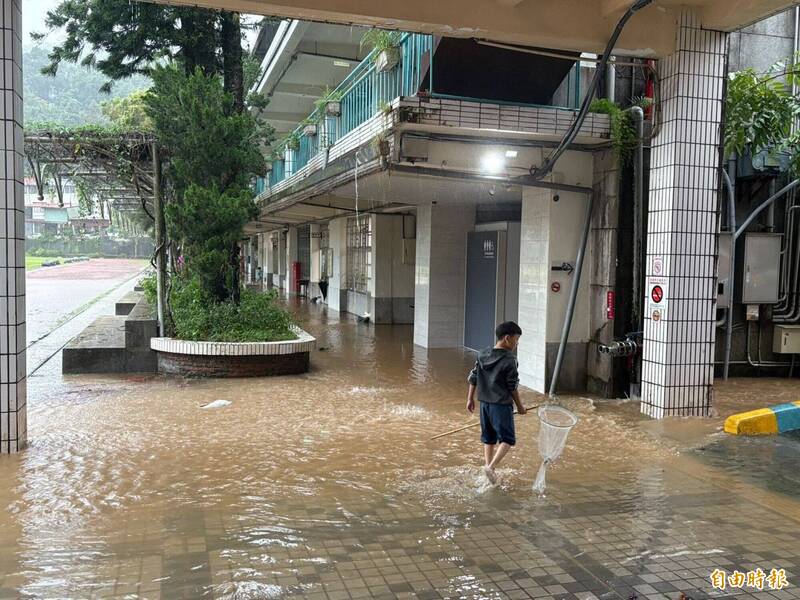 南投縣明潭國中淹水嚴重,11日照常上班、停止上課。(南投縣政府提供) 南投縣明潭國中淹水嚴重,11日照常上班、停止上課。(南投縣政府提供)