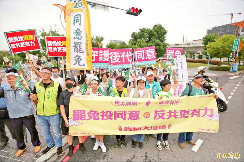 台中市議員張玉嬿、張芬郁、蔡耀頡、林德宇等人與民眾共同徒步宣傳罷免。（記者蔡淑媛攝）