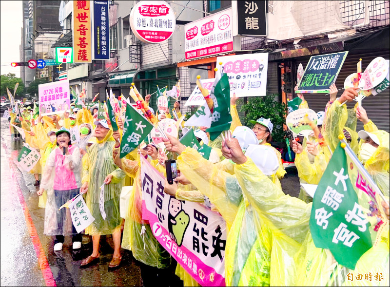 中四罷團冒雨車隊掃街，呼籲罷免廖偉翔，路口站了許多熱情民眾，搖旗吶喊給予支持。（記者廖耀東攝）