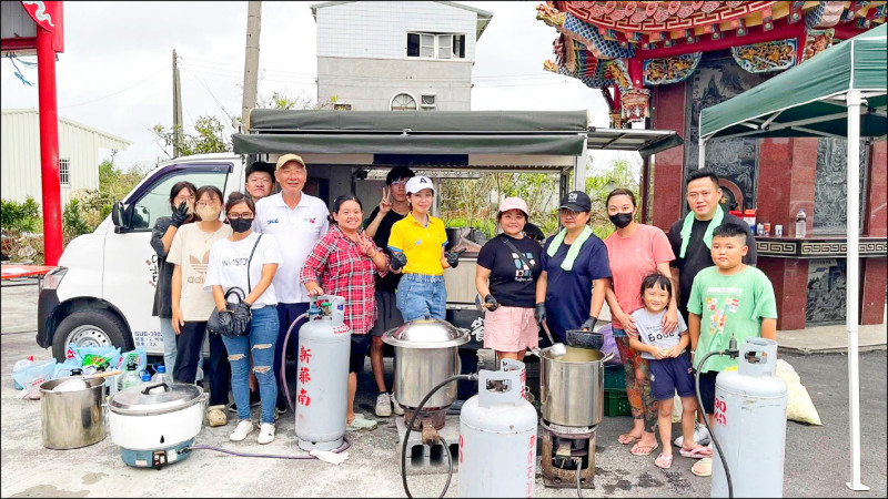 台南良慶閣佛具自組團隊前進災區，3天跑8站義煮數千份熱食。（南泉冰菓室提供）