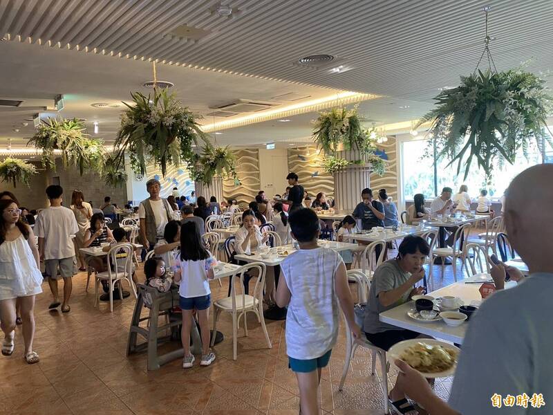 墾丁凱撒飯店因疑似食品中毒案引發關注,但遊客未怪罪飯店,強調對墾丁旅遊信心不減。圖為飯店餐廳生意仍佳。(記者蔡宗憲攝) 墾丁凱撒飯店因疑似食品中毒案引發關注,但遊客未怪罪飯店,強調對墾丁旅遊信心不減。圖為飯店餐廳生意仍佳。(記者蔡宗憲攝)