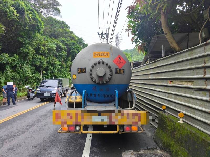 吳姓女騎士遭槽車輾過頭部不治。（記者吳仁捷翻攝）