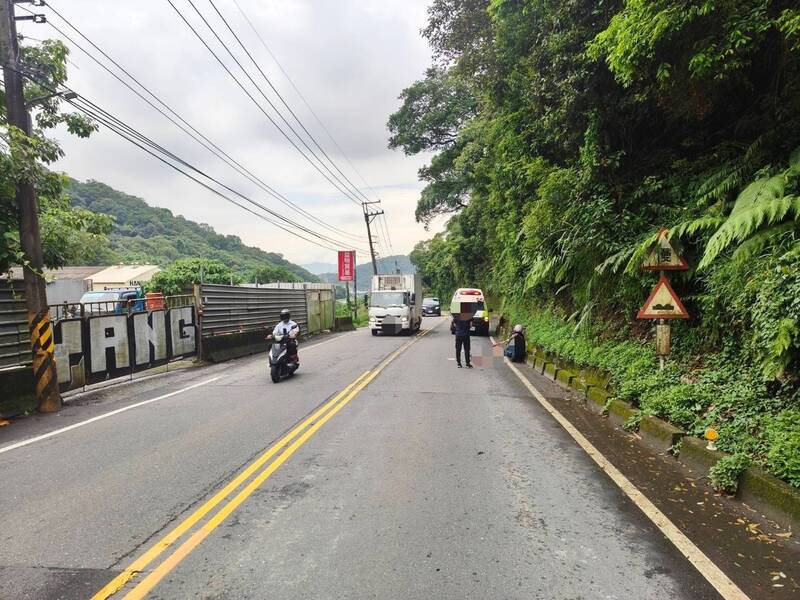 吳姓女騎士遭槽車輾過頭部不治。（記者吳仁捷翻攝）