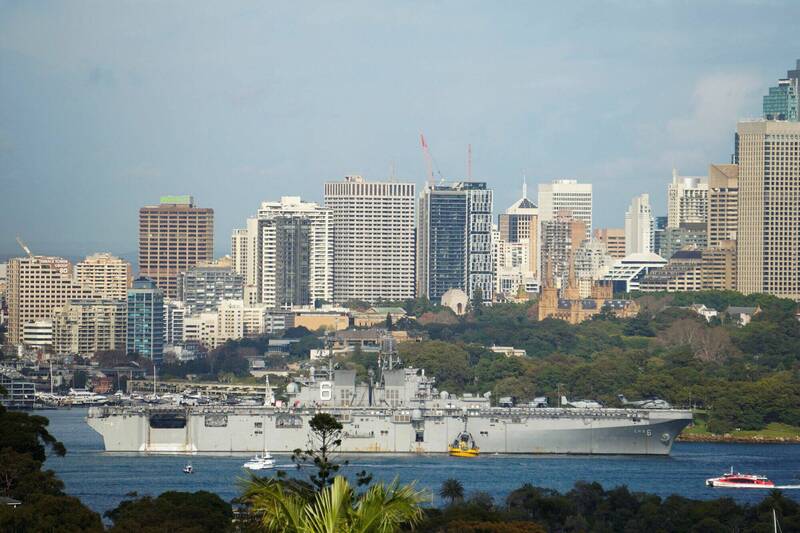 澳洲主辦的「護身軍刀」多國聯合軍演13日登場，美國海軍兩棲突擊艦「美利堅號」（USS America）上月中旬率先抵達雪梨港。（路透）