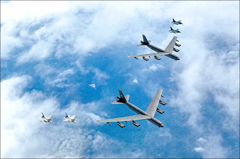 美日韓11日於朝鮮半島周邊舉行聯合軍事空中演習，美軍出動B-52H戰略轟炸機，意在嚇阻北韓威脅。（美聯社）