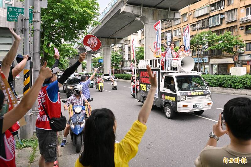 罷團港湖罷秀「飛向民主航班的登機前遊行」,民眾熱情回應批讚。(記者陳逸寬攝) 罷團港湖罷秀「飛向民主航班的登機前遊行」,民眾熱情回應批讚。(記者陳逸寬攝)
