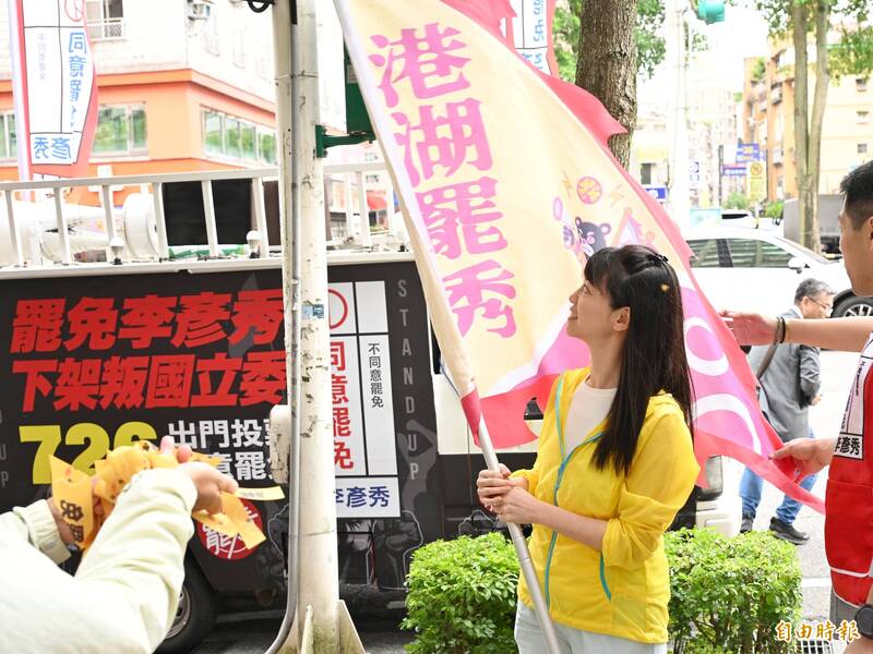 前立委高嘉瑜舉起「港湖罷秀」大旗。(記者陳逸寬攝) 前立委高嘉瑜舉起「港湖罷秀」大旗。(記者陳逸寬攝)