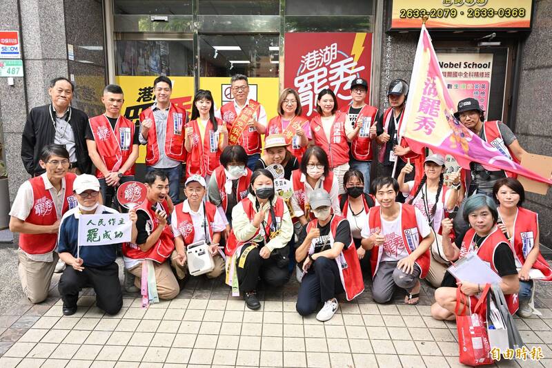 罷團港湖罷秀飛向民主航班的登機前遊行,罷韓發起人尹立(右起)、台北市議員何孟樺、立委陳培瑜、政治評論員張益贍、前立委高嘉瑜、律師陳又新出席行前記者會。(記者陳逸寬攝) 罷團港湖罷秀飛向民主航班的登機前遊行,罷韓發起人尹立(右起)、台北市議員何孟樺、立委陳培瑜、政治評論員張益贍、前立委高嘉瑜、律師陳又新出席行前記者會。(記者陳逸寬攝)