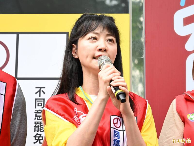前立委高嘉瑜出席罷團港湖罷秀「飛向民主航班的登機前遊行」行前記者會開講也開唱。(記者陳逸寬攝) 前立委高嘉瑜出席罷團港湖罷秀「飛向民主航班的登機前遊行」行前記者會開講也開唱。(記者陳逸寬攝)