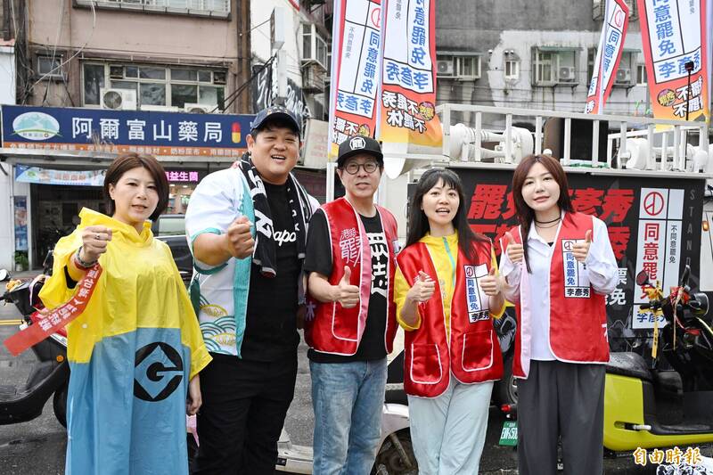 立委吳沛憶(右起)、前立委高嘉瑜、罷韓發起人尹立、割闌尾上古神獸曾光志、初代港湖女神阿許。(記者陳逸寬攝) 立委吳沛憶(右起)、前立委高嘉瑜、罷韓發起人尹立、割闌尾上古神獸曾光志、初代港湖女神阿許。(記者陳逸寬攝)