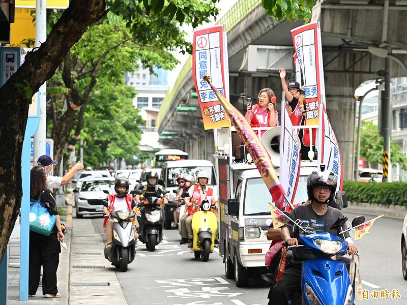 民眾熱情對遊行車隊比讚。(記者陳逸寬攝) 民眾熱情對遊行車隊比讚。(記者陳逸寬攝)