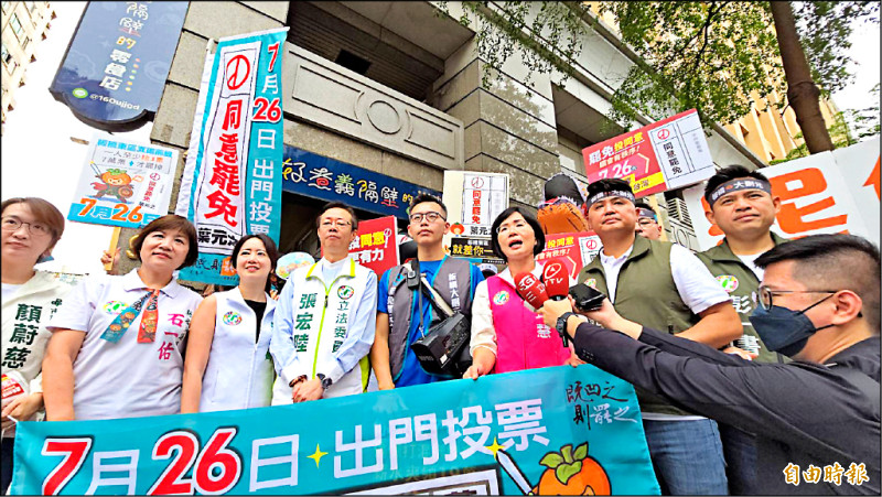 民進黨新北市立委、市黨部主委蘇巧慧昨與黨籍立委張宏陸等人,陪同罷團「板橋大刪元」掃街。
(記者黃子暘攝) 民進黨新北市立委、市黨部主委蘇巧慧昨與黨籍立委張宏陸等人,陪同罷團「板橋大刪元」掃街。
(記者黃子暘攝)