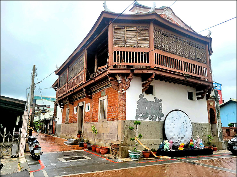 台南市定古蹟鹽水八角樓一樓外牆洗石子剝落、二樓窗戶傾倒。
（文化局提供）