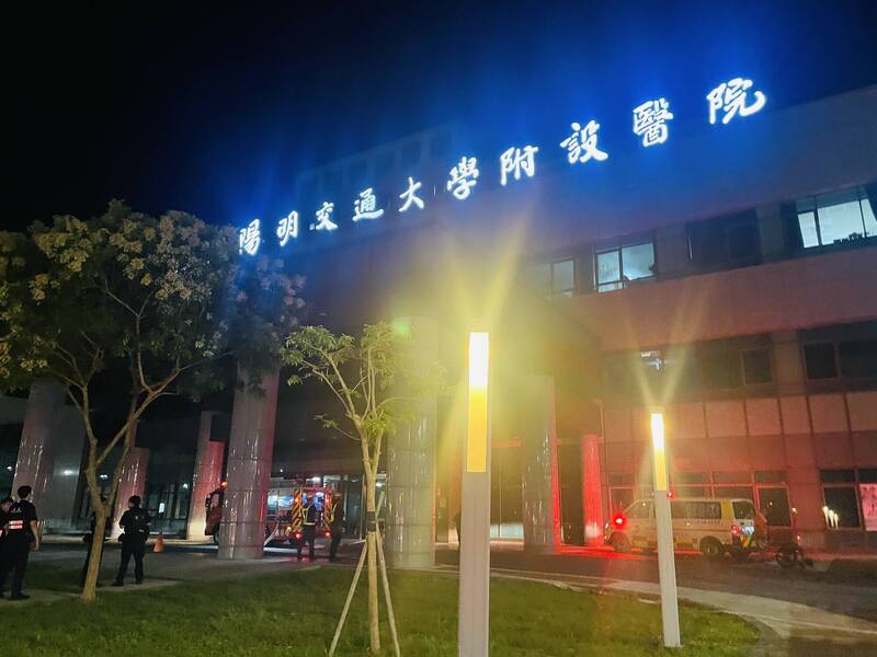 宜蘭縣陽明交大醫院今天凌晨3點多發生火警,緊急疏散102人。(圖由宜縣消防局提供) 宜蘭縣陽明交大醫院今天凌晨3點多發生火警,緊急疏散102人。(圖由宜縣消防局提供)