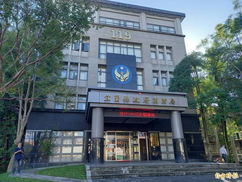 宜蘭壯圍一間屠宰場發生工人從2樓摔落地面，宜縣消防局（如圖）派救護車送醫急救。（記者江志雄攝）