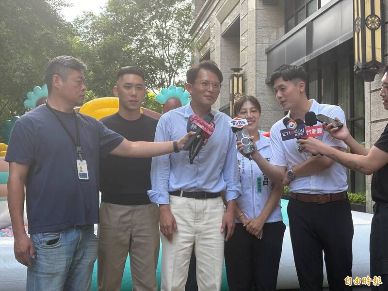 行政院對於是否提覆議案或聲請釋憲尚未掀牌。台灣民眾黨主席黃國昌表示,若民進黨對富國利民的法案提出覆議或釋憲,恐讓台灣人民感到失望。(記者陳奕劭攝) 行政院對於是否提覆議案或聲請釋憲尚未掀牌。台灣民眾黨主席黃國昌表示,若民進黨對富國利民的法案提出覆議或釋憲,恐讓台灣人民感到失望。(記者陳奕劭攝)