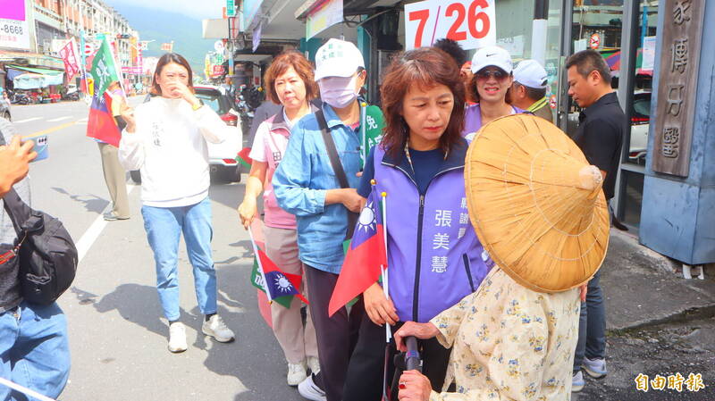 罷免傅崐萁團體「曙光花蓮」今天早上到吉安鄉三角市場進行掃街。（記者王錦義攝）
