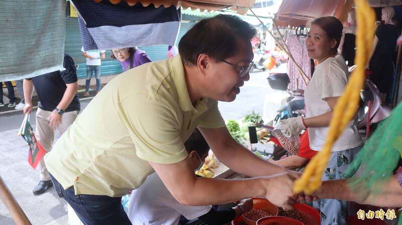 罷免傅崐萁團體「曙光花蓮」今天早上到吉安鄉三角市場進行掃街，民進黨秘書長林右昌也率黨公職力挺。（記者王錦義攝）