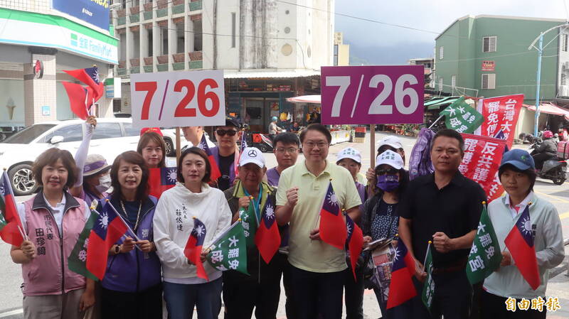 罷免傅崐萁團體「曙光花蓮」今天早上到吉安鄉三角市場進行掃街，民進黨秘書長林右昌也率黨公職力挺。（記者王錦義攝）