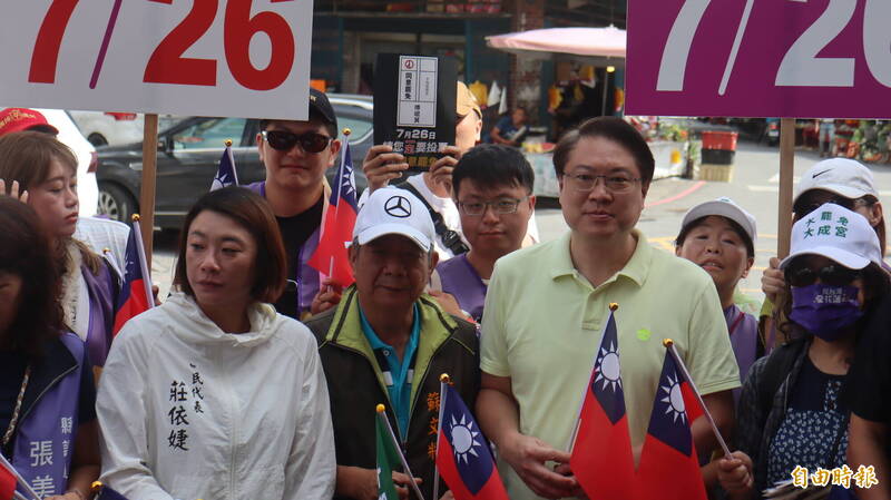 罷免傅崐萁團體「曙光花蓮」今天早上到吉安鄉三角市場進行掃街，民進黨秘書長林右昌也率黨公職力挺。（記者王錦義攝）