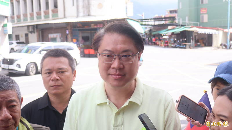 罷免傅崐萁團體「曙光花蓮」今天早上到吉安鄉三角市場進行掃街，民進黨秘書長林右昌也率黨公職力挺。（記者王錦義攝）