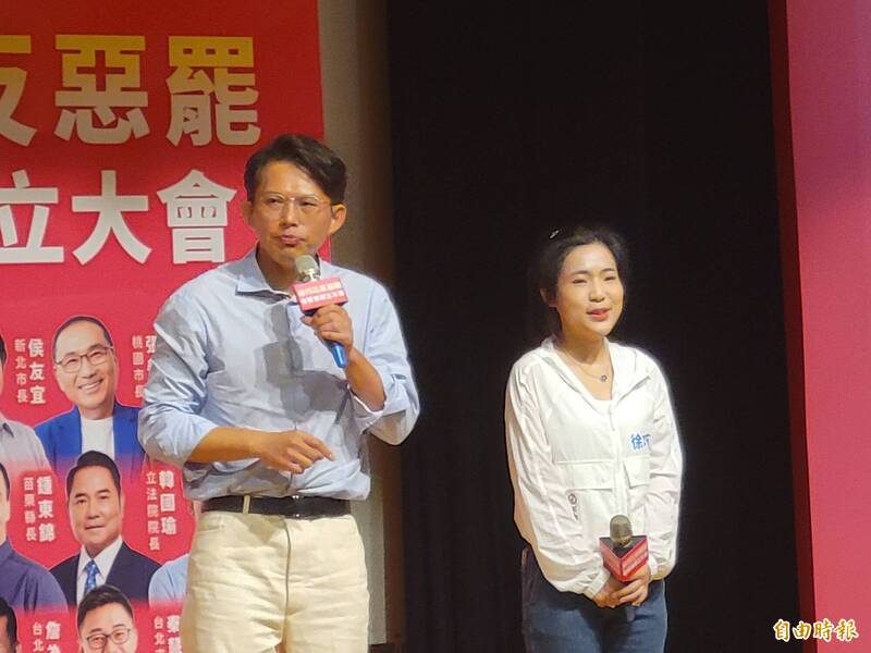 民眾黨主席黃國昌說，行政院擬不編普發現金的預算是惡霸，無視國會通過的法案。（記者何玉華攝）