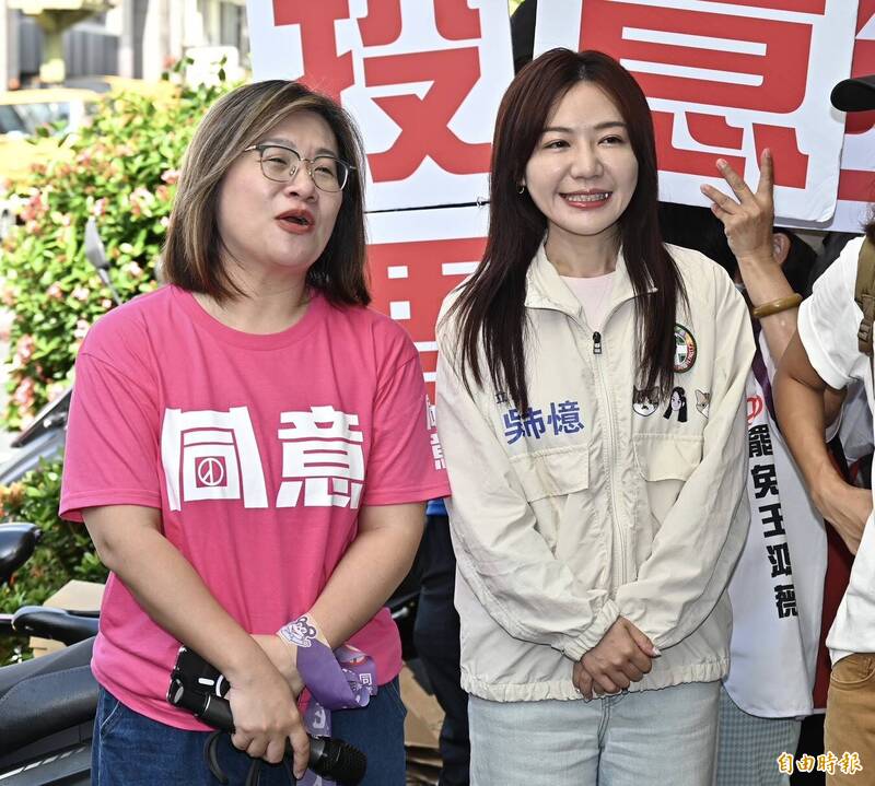 民進黨立委陳培瑜、吳沛憶13日陪同山除薇害罷團長春市場掃街。(記者塗建榮攝) 民進黨立委陳培瑜、吳沛憶13日陪同山除薇害罷團長春市場掃街。(記者塗建榮攝)