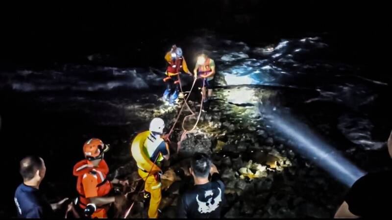 恆春釣客又闖禁區受困。(海巡提供) 恆春釣客又闖禁區受困。(海巡提供)