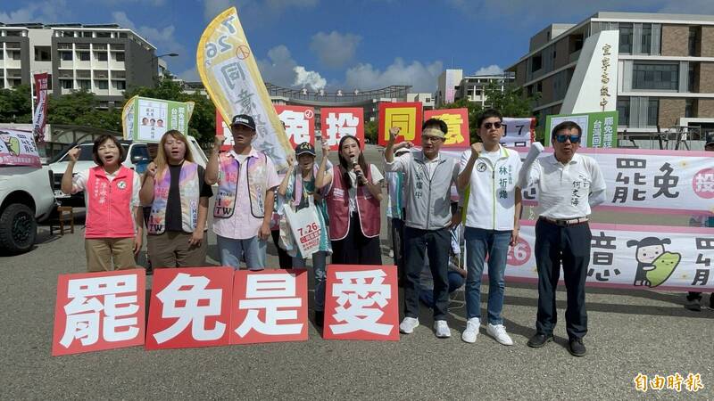 台中市4、5、6區罷團與在地民進黨議員合體籲民眾7月26日投同意罷免票。(記者蘇孟娟攝) 台中市4、5、6區罷團與在地民進黨議員合體籲民眾7月26日投同意罷免票。(記者蘇孟娟攝)