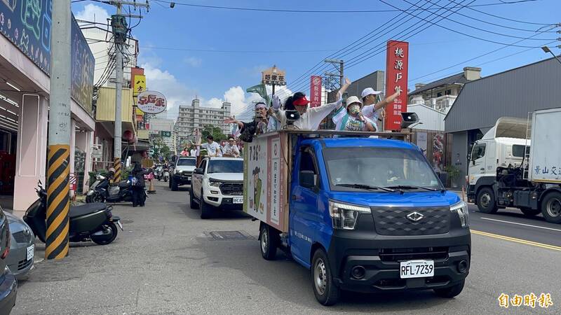 台中市4、5、6區罷團今與在地民進黨議員合體車掃籲民眾7月26日投同意罷免票。(記者蘇孟娟攝) 台中市4、5、6區罷團今與在地民進黨議員合體車掃籲民眾7月26日投同意罷免票。(記者蘇孟娟攝)