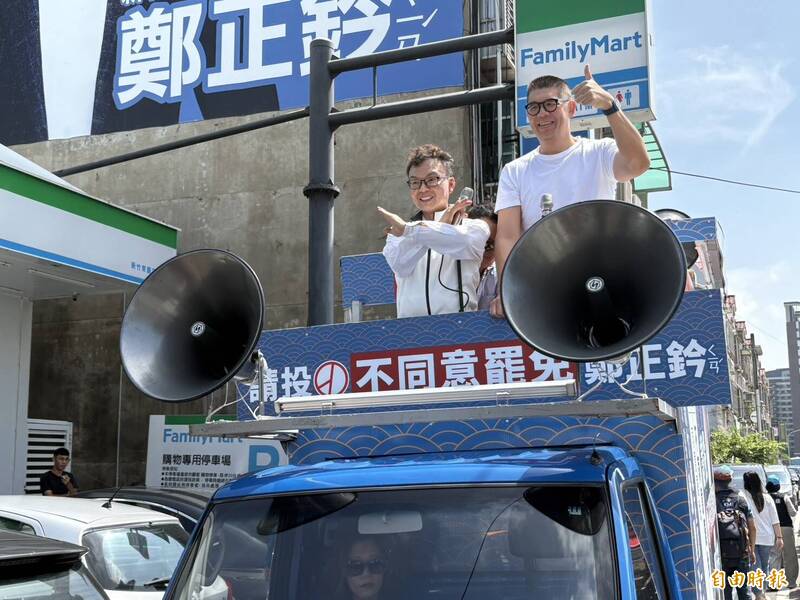 連勝文(右)與鄭正鈐掃街反罷免。(記者蔡彰盛攝) 連勝文(右)與鄭正鈐掃街反罷免。(記者蔡彰盛攝)