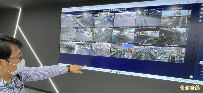 高市交通局要求台電縮短工期,並緊盯行控中心路況。(記者黃良傑攝) 高市交通局要求台電縮短工期,並緊盯行控中心路況。(記者黃良傑攝)