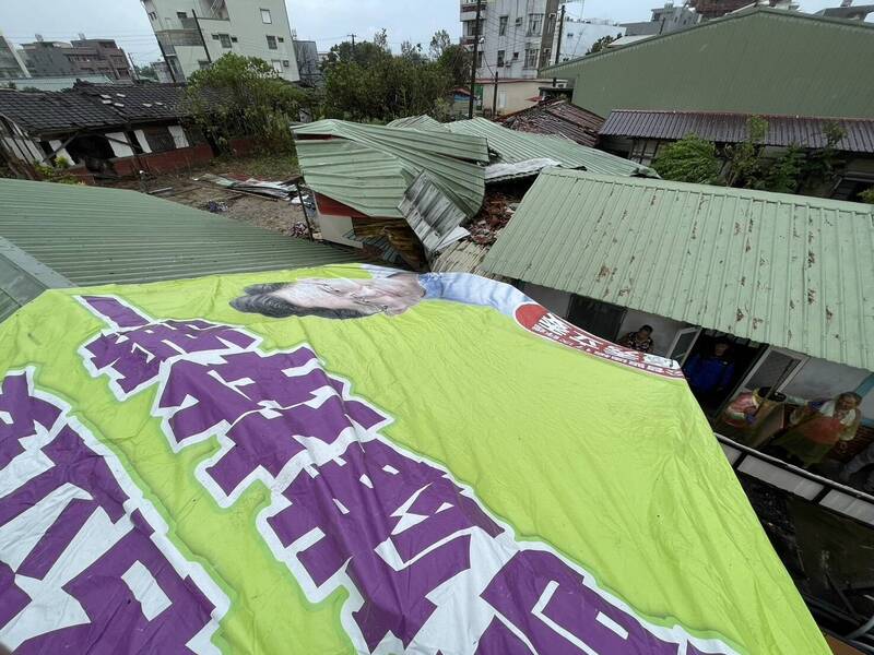 賴瑞隆邀志工協助台南災戶蓋上大帆布遮蔽受損屋頂。（賴瑞隆團隊提供）