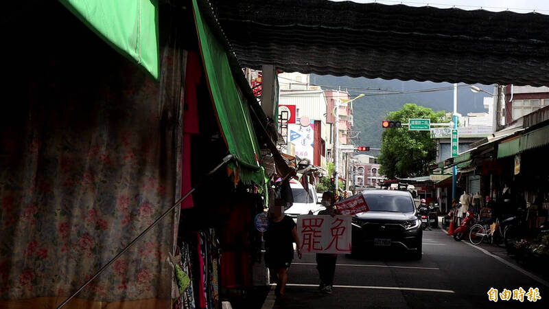 罷免傅崐萁的公民團體「曙光花蓮」今天早上到吉安三角市場進行掃街拜票,沿途有支持者給予比讚,但也有傅崐萁的支持者拿傅文宣扇子作勢要打志工。(記者王錦義攝) 罷免傅崐萁的公民團體「曙光花蓮」今天早上到吉安三角市場進行掃街拜票,沿途有支持者給予比讚,但也有傅崐萁的支持者拿傅文宣扇子作勢要打志工。(記者王錦義攝)