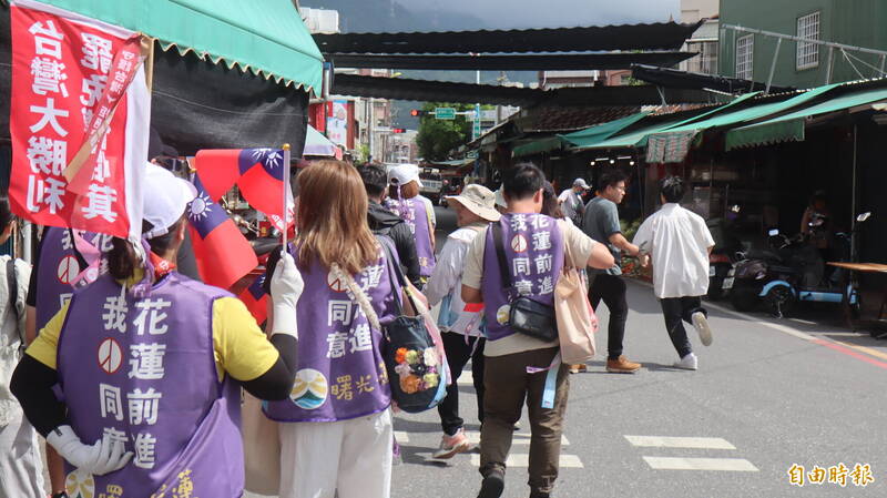 罷免傅崐萁的公民團體「曙光花蓮」今天早上到吉安三角市場進行掃街拜票,民進黨秘書長林右昌也率黨公職相挺,罷團準備中華民國國旗高呼:「心中有國旗、罷免傅崐萁」(記者王錦義攝) 罷免傅崐萁的公民團體「曙光花蓮」今天早上到吉安三角市場進行掃街拜票,民進黨秘書長林右昌也率黨公職相挺,罷團準備中華民國國旗高呼:「心中有國旗、罷免傅崐萁」(記者王錦義攝)