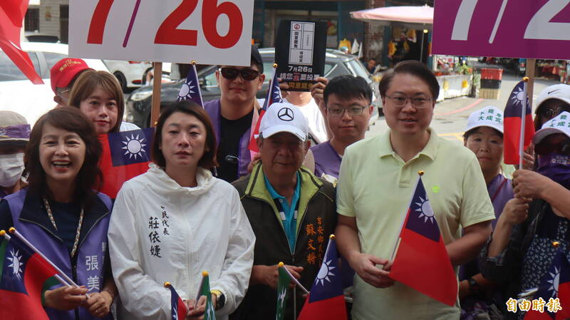 罷免傅崐萁的公民團體「曙光花蓮」今天早上到吉安三角市場進行掃街拜票,民進黨秘書長林右昌也率黨公職相挺,罷團準備中華民國國旗高呼:「心中有國旗、罷免傅崐萁」(記者王錦義攝) 罷免傅崐萁的公民團體「曙光花蓮」今天早上到吉安三角市場進行掃街拜票,民進黨秘書長林右昌也率黨公職相挺,罷團準備中華民國國旗高呼:「心中有國旗、罷免傅崐萁」(記者王錦義攝)