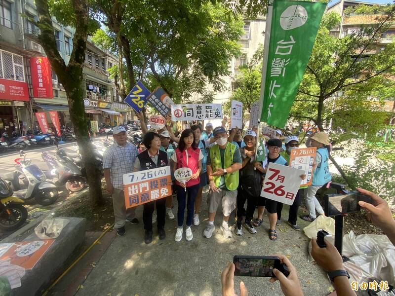 罷團「基隆絕沛」志工今天在基隆七堵南興市場進行宣講,呼籲民眾7月26日出來投票同意罷免立委林沛祥;民進黨基隆市議員鄭文婷(前排左一)、台北市議員許淑華(前排左二)到場相挺。(記者俞肇福攝) 罷團「基隆絕沛」志工今天在基隆七堵南興市場進行宣講,呼籲民眾7月26日出來投票同意罷免立委林沛祥;民進黨基隆市議員鄭文婷(前排左一)、台北市議員許淑華(前排左二)到場相挺。(記者俞肇福攝)