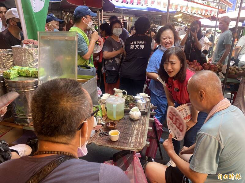 罷團「基隆絕沛」志工今天在基隆七堵南興市場進行宣講,呼籲民眾7月26日出來投票同意罷免立委林沛祥;民進黨台北市議員許淑華(右二)向喝茶攤商懇託出來投票捍衛台灣。(記者俞肇福攝) 罷團「基隆絕沛」志工今天在基隆七堵南興市場進行宣講,呼籲民眾7月26日出來投票同意罷免立委林沛祥;民進黨台北市議員許淑華(右二)向喝茶攤商懇託出來投票捍衛台灣。(記者俞肇福攝)