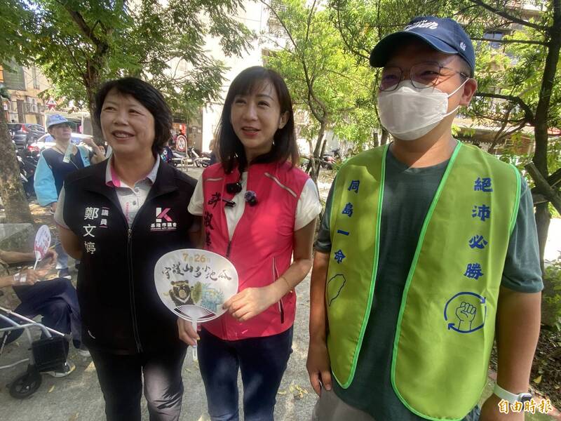 罷團「基隆絕沛」領銜人陳青逸(右一)今天(13日)在基隆七堵南興市場進行宣講,呼籲民眾7月26日出來投票同意罷免立委林沛祥;民進黨基隆市議員鄭文婷(左)、台北市議員許淑華(中)到場相挺。(記者俞肇福攝) 罷團「基隆絕沛」領銜人陳青逸(右一)今天(13日)在基隆七堵南興市場進行宣講,呼籲民眾7月26日出來投票同意罷免立委林沛祥;民進黨基隆市議員鄭文婷(左)、台北市議員許淑華(中)到場相挺。(記者俞肇福攝)