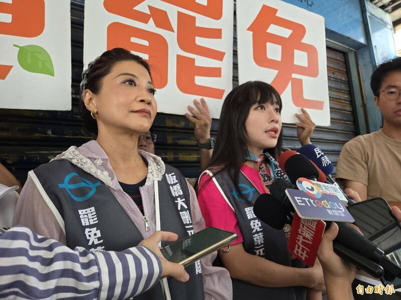 針對藍白聯手通過普發現金1萬元，民進黨立委林楚茵（左）、黃捷（右）批評掏空國庫、債留子孫。（記者賴筱桐攝）