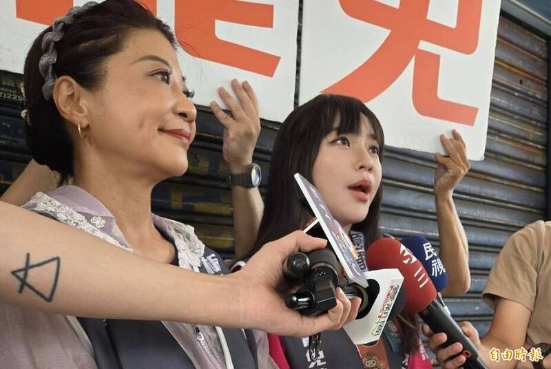 藍委陳菁徽稱罷團是「智障」引發爭議,民進黨立委黃捷(右)痛批,嚴重歧視身心障礙者,國民黨立委可悲到只剩下人身攻擊。(記者賴筱桐攝) 藍委陳菁徽稱罷團是「智障」引發爭議,民進黨立委黃捷(右)痛批,嚴重歧視身心障礙者,國民黨立委可悲到只剩下人身攻擊。(記者賴筱桐攝)