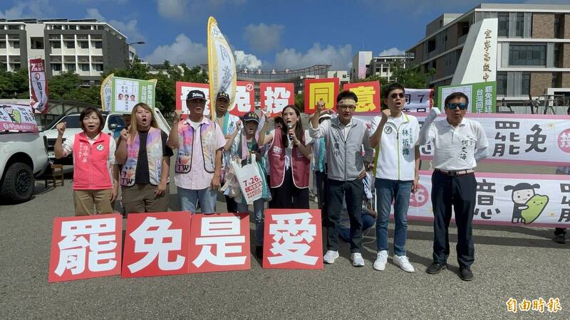 民進黨多名議員痛批盧秀燕「雙標燕」,台中淹大水跑去外縣市反罷免。(記者蘇孟娟攝) 民進黨多名議員痛批盧秀燕「雙標燕」,台中淹大水跑去外縣市反罷免。(記者蘇孟娟攝)