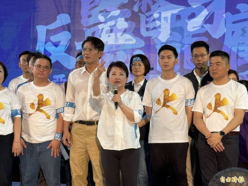 盧秀燕在藍營反罷晚會斥賴總統不救災搞罷免,「我台中人還在幫你救災」。(記者蔡淑媛攝) 盧秀燕在藍營反罷晚會斥賴總統不救災搞罷免,「我台中人還在幫你救災」。(記者蔡淑媛攝)