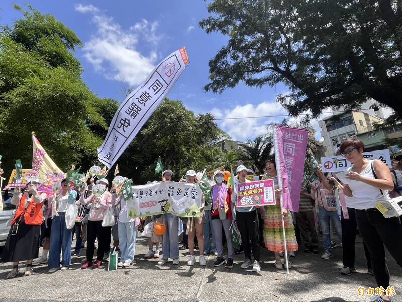 「護國大遶境」今早10點許來到新竹縣,200多名鄉親和罷團志工不畏炎熱齊聚竹東林業展示館前,呼籲用罷免同意票下架林思銘。(記者廖雪茹攝) 「護國大遶境」今早10點許來到新竹縣,200多名鄉親和罷團志工不畏炎熱齊聚竹東林業展示館前,呼籲用罷免同意票下架林思銘。(記者廖雪茹攝)